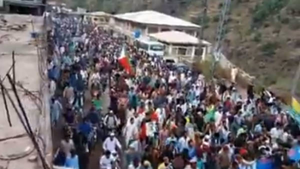 नियंत्रण रेखा की ओर बढ़ रहे हैं हजारों प्रदर्शनकारी नियंत्रण रेखा की ओर बढ़ रहे हैं हजारों प्रदर्शनकारी