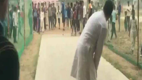 rahul gandhi enjoys chaat at delhis bengali market after haryana-maharashtra elections campaign