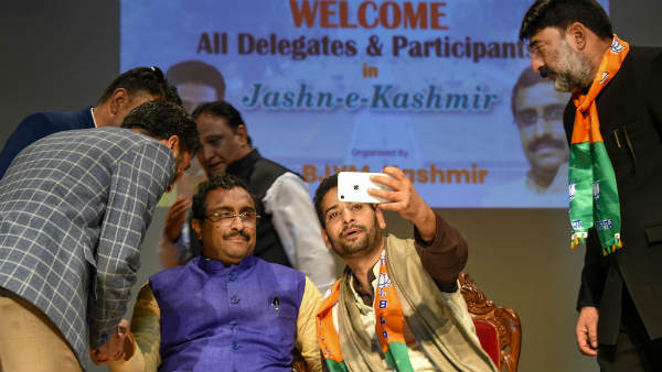 'कुछ नेता बंदूकें उठाने और कुर्बानियां देने को कह रहे थे' 'कुछ नेता बंदूकें उठाने और कुर्बानियां देने को कह रहे थे'