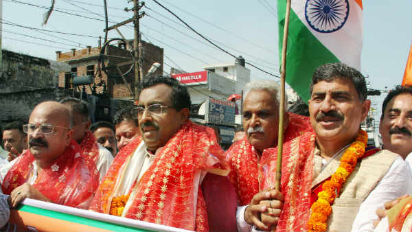 नेताओं के कुछ और दिन हिरासत में रखने के संकेत नेताओं के कुछ और दिन हिरासत में रखने के संकेत