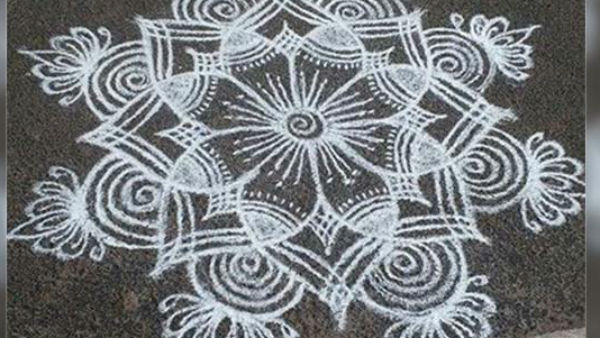 रंगोली दो प्रकार से बनाई जाती है रंगोली दो प्रकार से बनाई जाती है