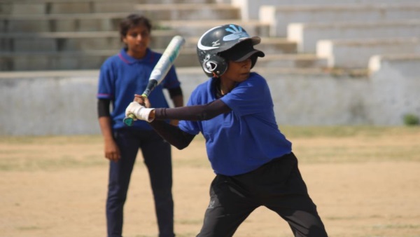 तीन साल से खेल रही सॉफ्ट बॉल