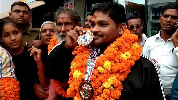 पिता की आंखों में छलके आंसू