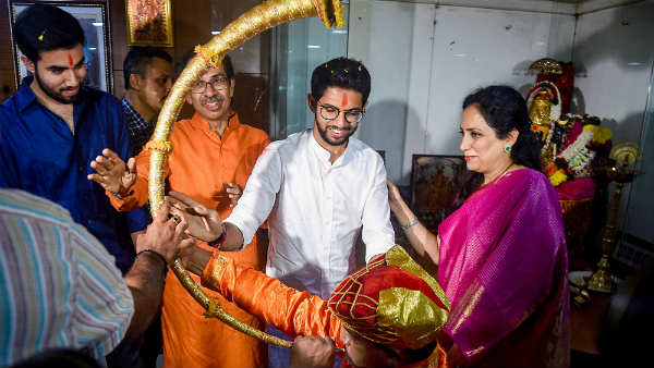 हर हाल में भाजपा के दबाव से निकलना चाहती है शिवसेना