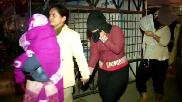 मौके से कंडोम और शराब बरामद