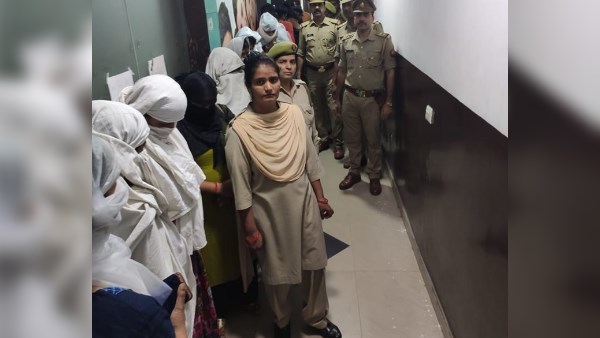 इस तरह फाइनल होती थी डील इस तरह फाइनल होती थी डील