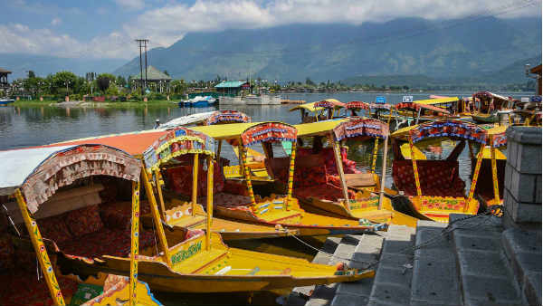 मोबाइल-इंटरनेट बंद, पर्यटकों को बुलावा