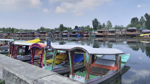 जम्मू-कश्मीर सरकार के निर्देश का उड़ा मजाक