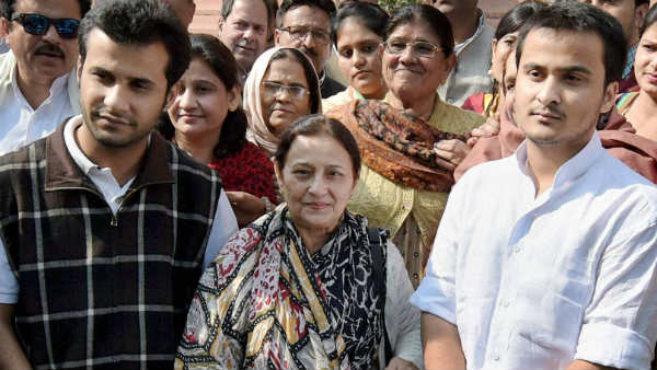 5 सीटों पर विपक्षी उम्मीदवार आगे 5 सीटों पर विपक्षी उम्मीदवार आगे