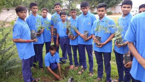 64 हजार स्कूलों ने 1.50 करोड़ पौधे लगाए