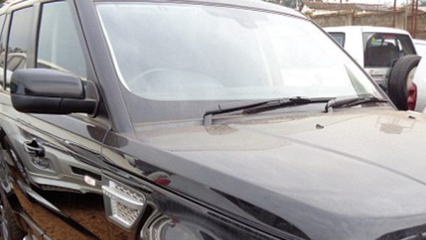 सांसद ने स्कूल के सामने किया मास्टरबेट