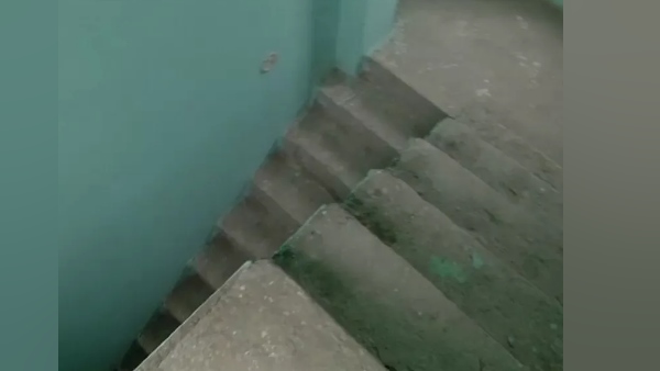 आधे हिस्से में सीढ़ियां, आधे हिस्से में कमरे आधे हिस्से में सीढ़ियां, आधे हिस्से में कमरे