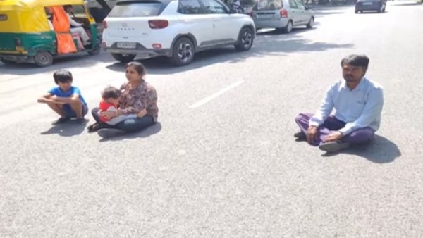 परिवार के साथ धरने पर बैठा