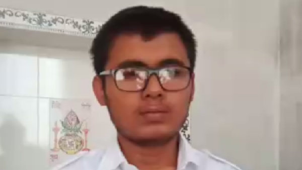boy carrying 35kg coins for gift to his mother