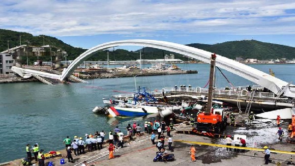 पुल पार नहीं कर पाया तेल टैंकर पुल पार नहीं कर पाया तेल टैंकर