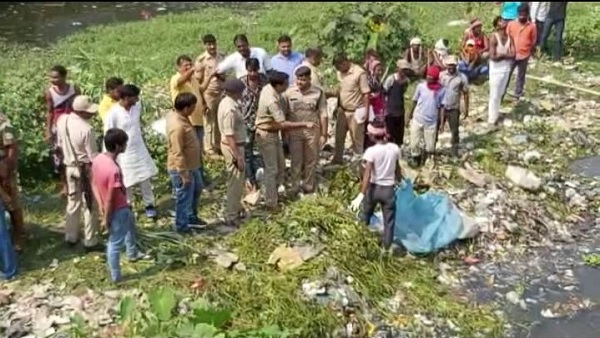 घर के बगल में बह रहे नाले में भी की तलाश