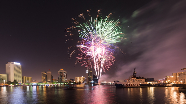 आतिशबाजी से जगमगाया आसमान