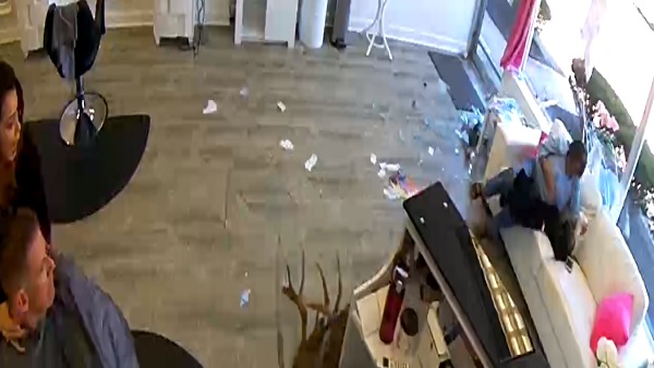 दुकान में मचाई तोड़-फोड़