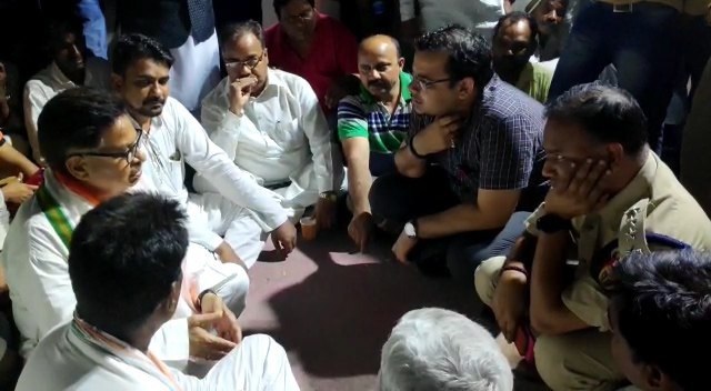 मांग पर अड़े रहे