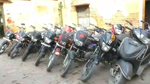 निशानदेही पर मिलीं चोरी की 18 बाइकें 