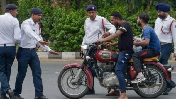 टोल टैक्स में छूट और ट्रैफिक पुलिस से बचने के लिए अपनाई थी तरकीब