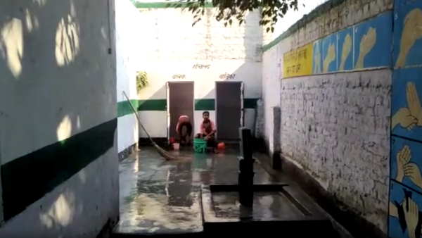 दो बच्चों ने साफ किया टॉयलेट