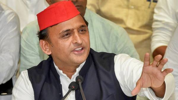 अखिलेश ने इशारे में उठाया राज्यपाल की भूमिका पर सवाल