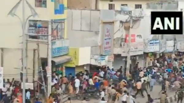 पुलिस ने चलाई लाठियां