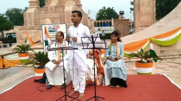 अमर जमन ज्योति, सवाई मानसिंह स्टेडियम जयपुर में गाते फ़िरोज़ ख़ान