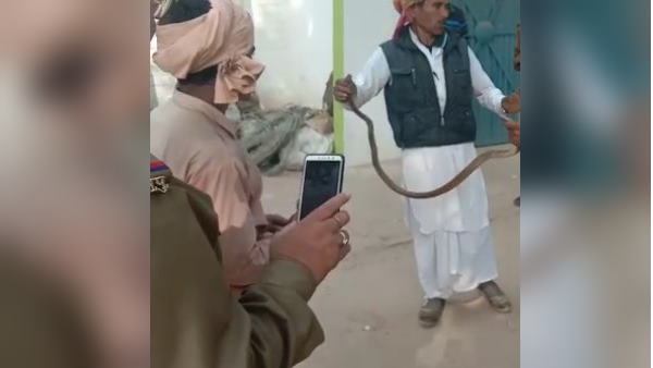 थाने में सपेरे बुलाए गए