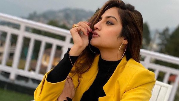 कुछ तस्वीरों में टीएमसी सांसद आई अकेले नजर