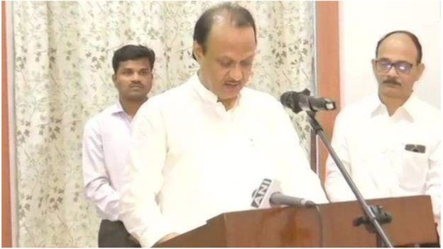 महाराष्ट्र के उप मुख्यमंत्री के तौर पर अजित पवार शपथ लेते हुए