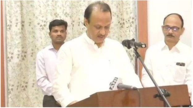 महाराष्ट्र के उप मुख्यमंत्री के तौर पर अजित पवार शपथ लेते हुए