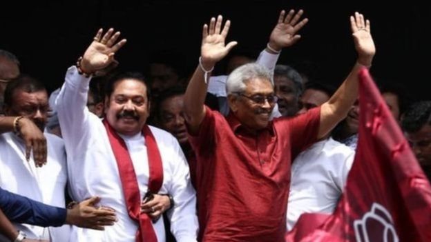 बड़े भाई और पूर्व राष्ट्रपति महिंदा राजपक्षे (लेफ्ट) के साथ गोटाभाया राजपक्षे