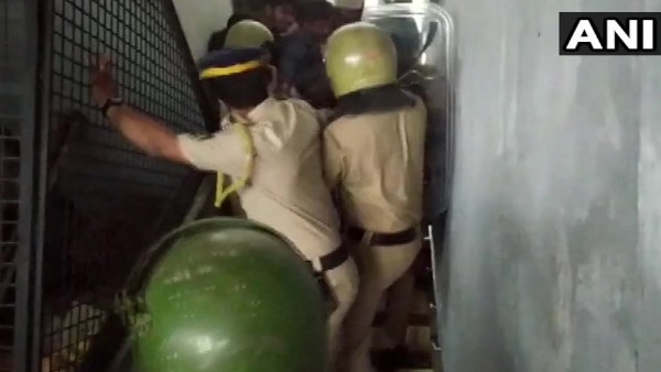 एसएफआई कार्यकर्ताओं की पुलिस से हुई झड़प