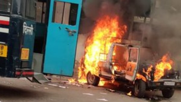 गाड़ियों में लगाई गई आग, हालात तनावपूर्ण