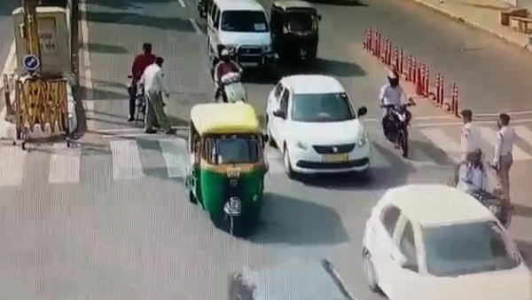 vadodra traffic policeman accident during vehicle checking vadodra traffic policeman accident during vehicle checking