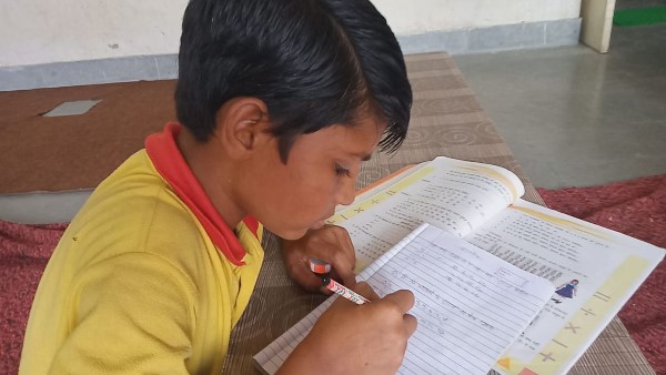 पुलिस लाइन में लगी आपणी पाठशाला