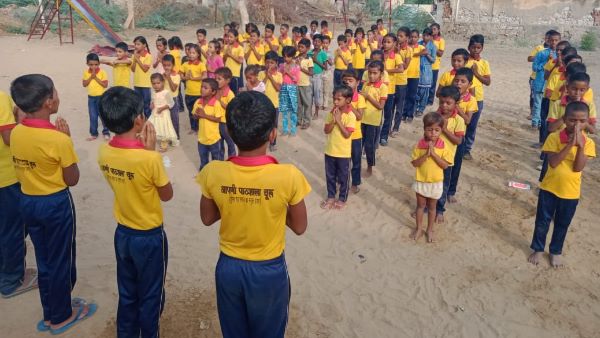 पुलिस लाइन में भीख मांगने आए थे बच्चे