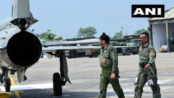 अभिनंदन के पुतले के पीछे नजर आ रहा चाय का कप