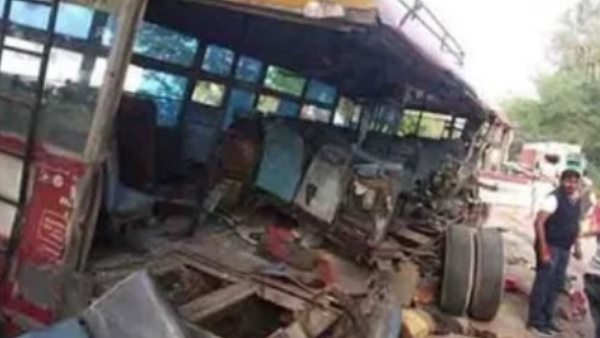 many died and injured as bus collides with truck in banda many died and injured as bus collides with truck in banda