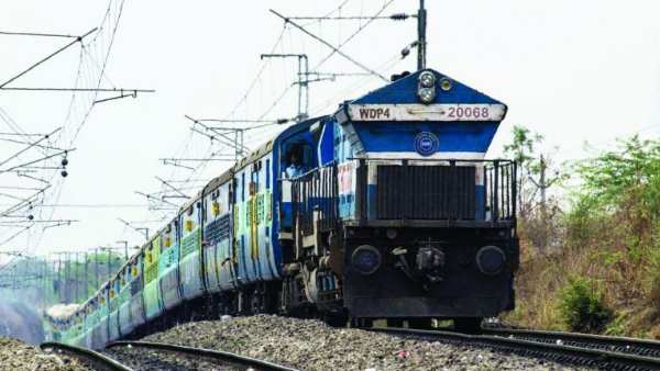 रेलवे ट्रैक पर शराब पी रहे थे छात्र