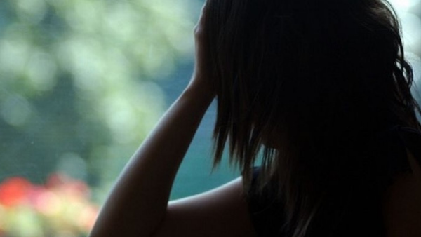 पत्नी को पीटने लगा पति 