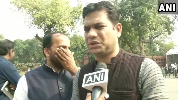 ईडन ने लहराए पोस्टर