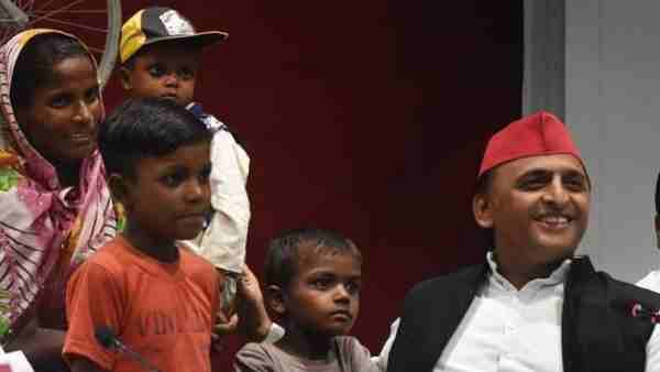 दूसरे जन्मदिवस ने अखिलेश किया था मकान गिफ्ट