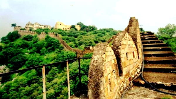 1542 में अलावल खां ने कब्जाया यह किला