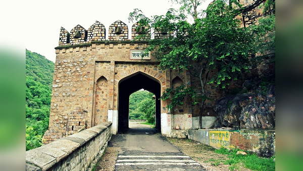 बाबर ने इस किले को फतह कर हुमायूं को सौंपा