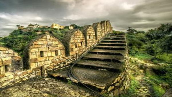 यहां बनाए गए 446 छेद, अब तक नहीं टूटीं दीवारें