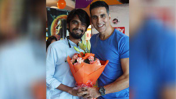 टेलीस्कोप खरीदने के लिए पैदल स्कूल जाते आर्यन टेलीस्कोप खरीदने के लिए पैदल स्कूल जाते आर्यन