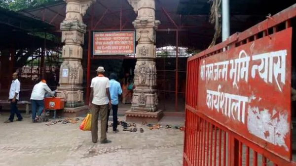 राजस्थान से लाए जा रहे पत्थर राजस्थान से लाए जा रहे पत्थर